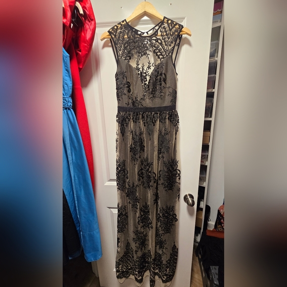 Elegant Black Lace Evening Dress - Picture 4 of 7